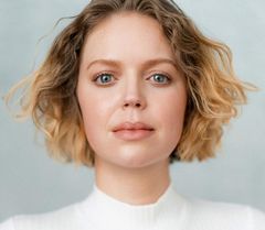 Emily Lane interpreta Deb