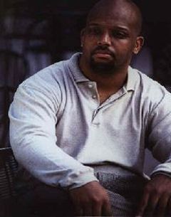 Walter Hendrix III interpreta Street Patron (uncredited)