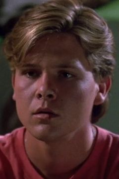 Paul Whitthorne interpreta Ethan