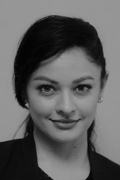 Pooja Kumar interpreta Englander's Assistant
