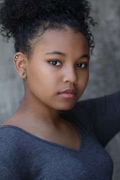 Ariana Neal interpreta Makayla
