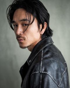 Tenzin Jigmey interpreta Pasang
