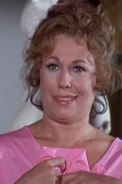 Janet Ward interpreta Mrs. Bingham