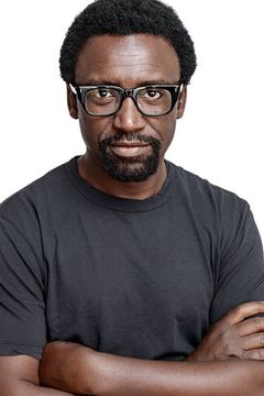 Tony Okungbowa interpreta Kofo