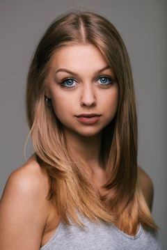 Jess Radomska interpreta Cheryl