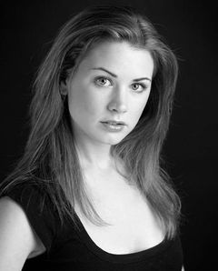 Amy Kerr interpreta Bored Kitchen Wench (uncredited)