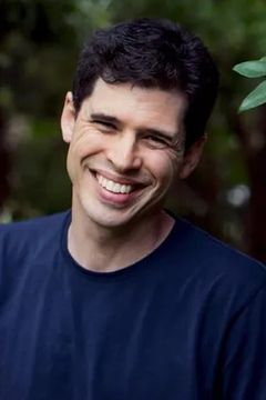 Max Brooks interpreta Teen at Thompson Street