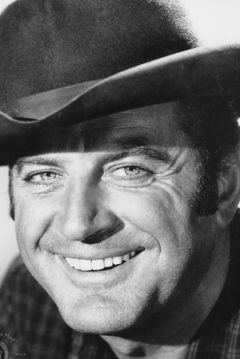 Brad Dexter interpreta Sergeant Bostick