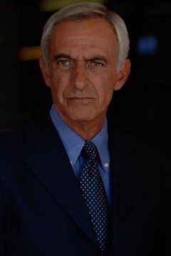 Marco Siciliano interpreta Resident