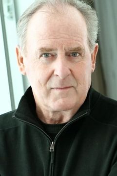 Peter MacNeill interpreta George O'Hanrahan