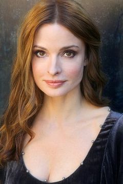 Lisa Marie interpreta Office Xmas Party Guest