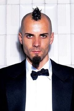 Oliver Riedel interpreta Himself