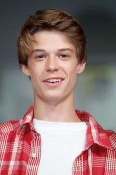 Colin Ford interpreta DJ