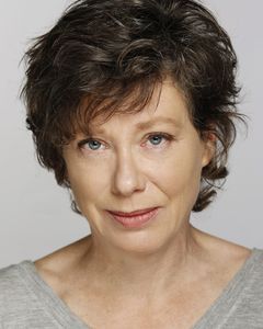 Helen Anderson interpreta Headmistress