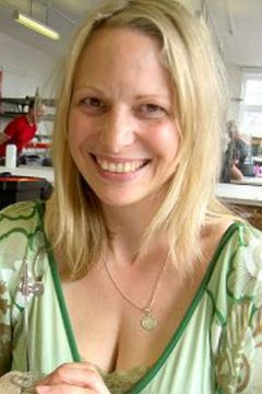 Gunilla Karlson interpreta Beach Community Member