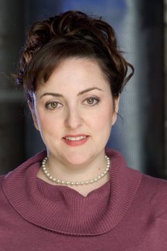 Amanda Barker interpreta Receptionist
