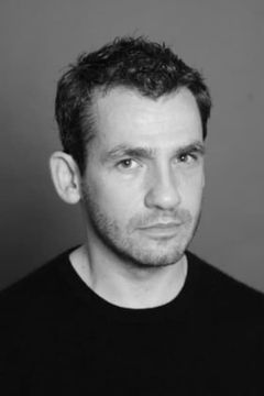 Kieran O'Brien interpreta Peter Wilkes, a Farrier