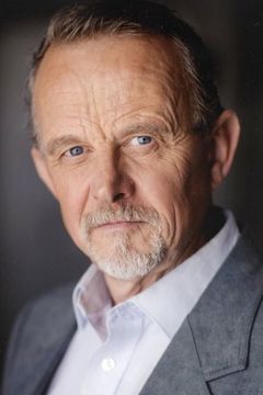 Paul Batten interpreta Technician