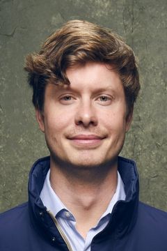 Anders Holm interpreta Pigeon (voice)
