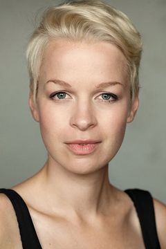 Sian Breckin interpreta Governor Cardew