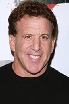 Jake Steinfeld interpreta Larry
