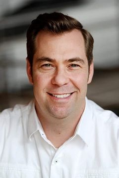 Brian Fee interpreta (voice)