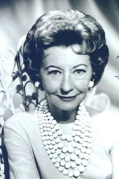Irene Ryan interpreta Alvina, a lady in waiting