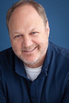 Blake Robbins interpreta Tim Winter
