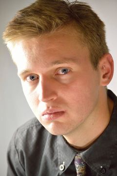 Tony Spurgin interpreta High School Student