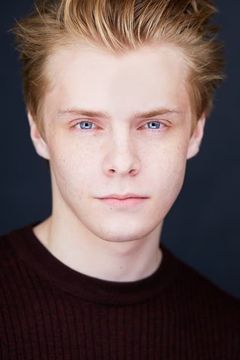 Graham Lutes interpreta Alex