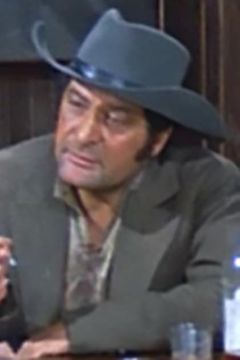 Artemio Antonini interpreta Hitman (uncredited)