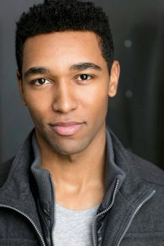 Anthony Hill interpreta Winston Ndugu