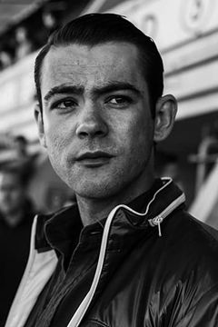Jack McMullen interpreta Charlie Agapiou