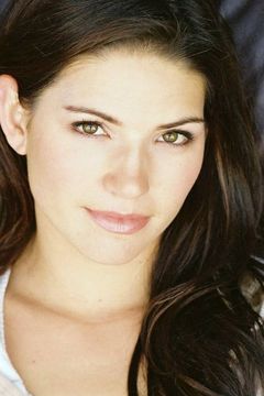 Ginny Weirick interpreta Sydney Campbell