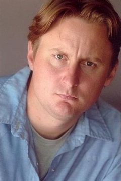 Scott Michael Morgan interpreta Bill Calhoun
