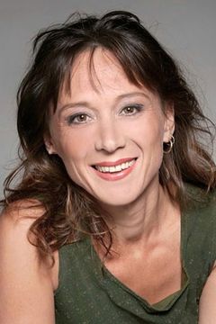 Helen Buday interpreta Savannah Nix