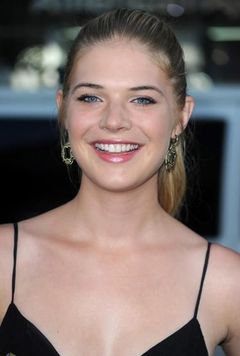 Kate Lang Johnson interpreta Jennifer