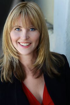 Crystal Carson interpreta Denise