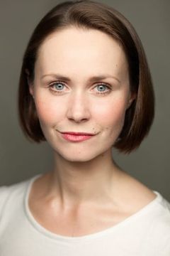 Zoe Rainey interpreta Belle's Mother