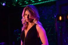 Janine DiVita interpreta Sally
