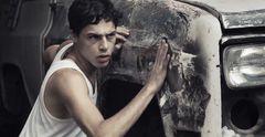 Luis Silva interpreta Elder