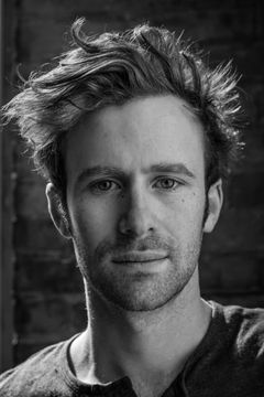Mark Rendall interpreta Joe Andrews