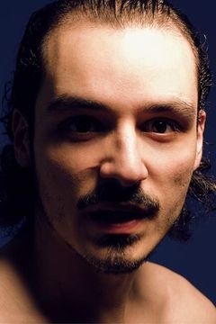 Carlos Javier Rivera interpreta Howard