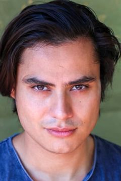 Kiowa Gordon interpreta Embry Call