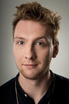 Joe Lycett interpreta DJ