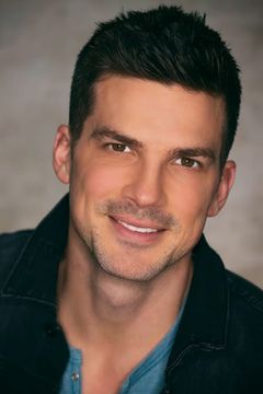 Rick Malambri interpreta Clerk