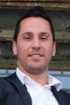 Viktoras Nikolaidis interpreta Demetri (Petro Family)