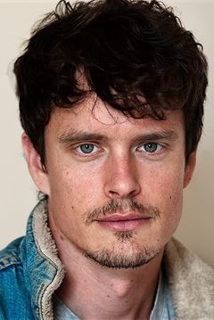 James McFay interpreta Italian Agent #2