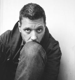 George Stroumboulopoulos interpreta Paul