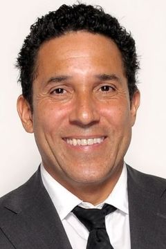 Oscar Nunez interpreta Councilman Rodriguez